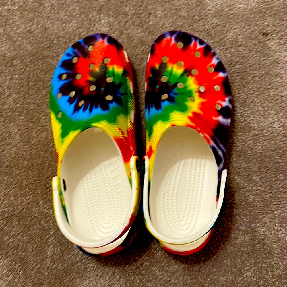Never worn rainbow crocs men’s eight women’s 10